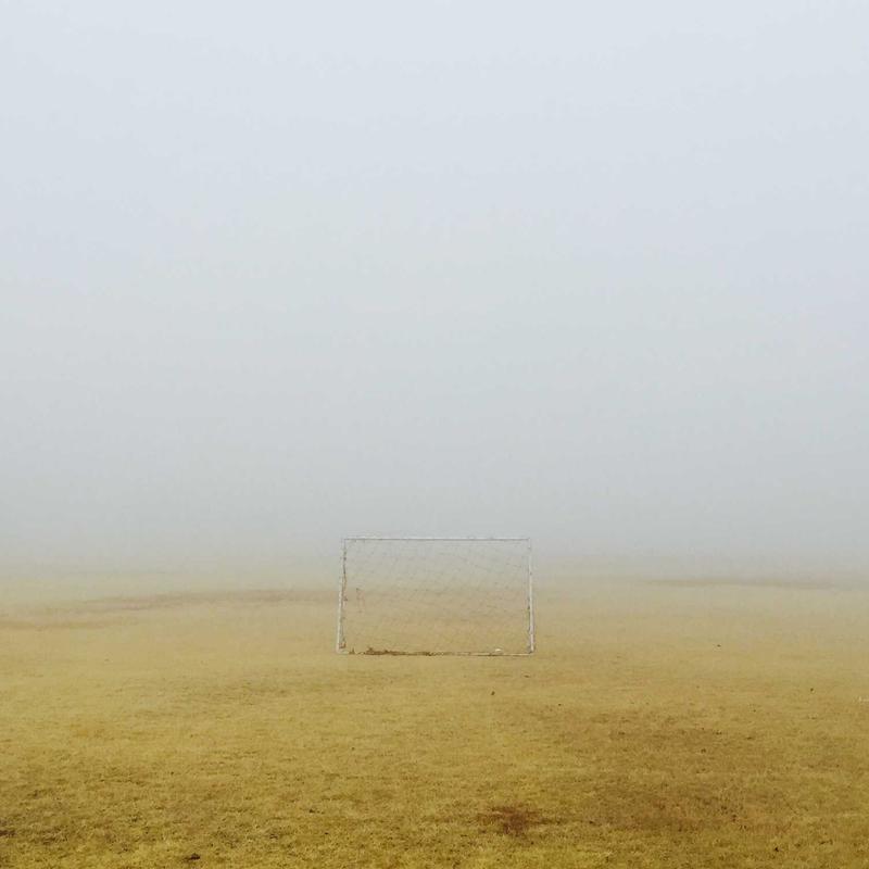 Eleganter Steingut-Regal