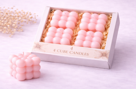 4er Set Cube Kerzen – Dekokerzen in Würfelform (Weiß, Rosa, Hellblau)